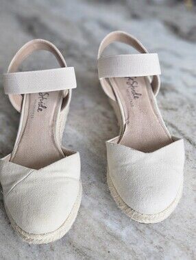 LIFE STRIDE Espadrille Ankle-Strap Wedges in Cream 8.5